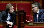 Le président du groupe Parti socialiste à l'Assemblée nationale Boris Vallaud (gauche) et le premier secrétaire du PS Olivier Faure, dans l'hémicycle le 29 janvier 2025