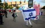 Un supporter israélien arrive au Parc des Princes avant la rencontre contre le Mali, le 24 juillet 2024 à Paris