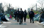 Des policiers lors du démantèlement d'un camp de migrants le 16 décembre 2016 à Saint-Denis