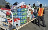 Des palettes d'aide humanitaire sont déchargées à Freeport, sur l'île de Grand Bahama (nord-ouest des Bahamas) le 10 septembre 2019