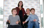 La présidente de France Television Delphine Ernotte pose avec des enfants lors d'une séance photo pour le 29ème Téléthon à Paris le 4 novembre 2015