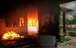 Un portrait du héros de l'indépendance du Bangladesh, Sheikh Mujibur Rahman, détruit dans le musée qui lui est consacré, incendié par des manifestants, le 5 août 2024 à Dacca