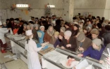 Des Moscovites font la queue pour acheter des produits alimentaires avant les fêtes de la fin d'année à Moscou, le 29 décembre 1990