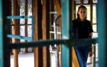 L'Australienne Bec Barker, le 15 mai 2022 dans sa maison détruite par les inondations catastrophiques qui ont touché la région des Nouvelles Galles du Sud trois mois plus tôt