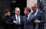 (De gauche à droite) Le président ukrainien Volodymyr Zelensky, le Premier ministre britannique Keir Starmer, le président français Emmanuel Macron et le chancelier allemand Friedrich Merz se rencontrent, le 8 décembre 2025 à Londres