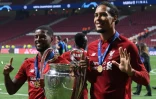 Les Néerlandais de Liverpool Georginio Wijnaldum (g) et Virgil van Dijk vainqueurs de la Ligue des champions contre Tottenham, le 1er juin 2019 à Madrid  