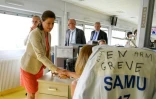 La ministre de la Santé Agnès Buzyn lors d'une visite au service des urgences du centre hospitalier de Saint-Martin-de-Ré, à La Rochelle, le 12 juillet 2019