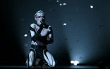 L'artiste suisse Nemo, qui a remporté l'Eurovision 2024, lors d'une répétition de la finale de l'Eurovision, à Bâle en Suisse le 16 mai 2025