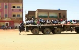 Des habitants de Khartoum fuient les combats entre l'armée et les paramilitaires, le 21 avril 2023 au Soudan