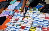 Des médicaments vendus sur un marché de rue à Villa Fiorito, dans la banlieue de Buenos Aires, le 19 octobre 2025 en Argentine
