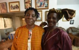 La princesse Elizabeth Olowu (D), première femme fondeur de bronze au Nigéria, et sa fille aînée Peju Layiwola, à Benin City au Nigéria le 21 octobre 2016