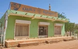 Une pharmacie fermée dans une rue de Khartoum pendant des combats entre l'armée et les paramilitaires, le 8 mai 2023 au Soudan