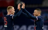 L'attaquant du Paris Saint-Germain, Kylian Mbappé, auteur du 3e but, partage sa joie avec le défenseur néerlandais, Mitchel Bakker, lors du match de L1, le 3 février 2021 au Parc des Princes
