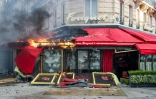 Le restaurant Le Fouquet's incendié pendant une manifestation des gilets jaunes, le 16 mars 2019 sur les Champs-Elysées à Paris