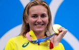 L'Australienne Ariarne Titmus sur la plus haute marche du podium du 200 m libre à Tokyo, le 28 juillet 2021 
