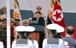Cette photo, prise le 23 juin 2026 et diffusée le lendemain par l'agence de presse officielle nord-coréenne KCNA, montre le dirigeant nord-coréen Kim Jong Un (au centre) prononçant un discours, au port de Nampo, en Corée du Nord