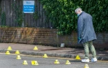 Un policier sur les lieux d'une agression au couteau avenue Kinnaird, dans le nord de Belfast, en Irlande du Nord, le 9 juin 2026
