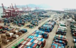 Vue aérienne du port de Lianyungang (est de la Chine), le 14 avril 2020 où tous les containers sont stockés en attente d'être exportés