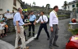 Emmanuel Macron (g)salue un habitant de Tourmalet lors de la 14e étape du Tour de France entre Tarbes et le col du Tourmalet, le 20 juillet 2019 