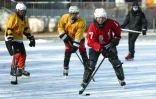 Des amateurs disputent un match de hockey sur un lac gelé à Shenyang, le 11 janvier 2022 