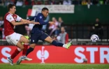L'attaquant français Kylian Mbappé égalise (1-1) face à l'Autriche, lors de leur match de Ligue des nations, le 10 juin 2022 au Stade Ernst Happel à Vienne
