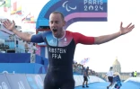 Le Français Jules Ribstein célèbre son titre paralympique en triathlon (catégorie PTS2) le 2 septembre 2024 à Paris
