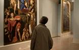 Un visiteur regarde un tableau de Vierge à l'enfant de Domenico Zampieri, dit Le Dominiquin, à la Scuderie del Quirinale à Rome le 15 décembre 2016