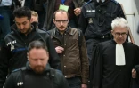 Le lanceur d'alerte français Antoine Deltour et son avocat William Bourdon quittent le tribunal de Luxembourg, le 26 avril 2016