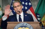 Le ministre américain des Finances, Scott Bessent, fait un signe aux journalistes après avoir annoncé une nouvelle série de sanctions contre l'Iran, le 24 août 2026, à Washington
