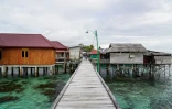 La jetée menant aux maisons sur pilotis du village de Pulu Papan où vivent des pêcheurs de la tribu Bajau, le 3 juillet 2024 en Indonésie