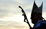 Le pape François arrive pour diriger une messe à Guidonia Montecelio, près de Rome, le 16 mars 2014