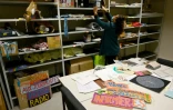 Une employée classe les objets liés au premier confinement imposé pour freiner la propagation du Covid-19 dans les réserves du musée du Mucem à Marseille, le 1er février 2021