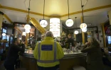 Des clients au bar du "Comptoir Voltaire" qui a rouvert le 16 décembre 2015 à Paris