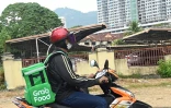 Un livreur Ă Penang en Malaisie travaillant pour l'application Grab, le 25 mars 2020