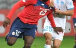 Le milieu de terrain de Lille, Jonathan Ikoné, tente de déborder le défenseur de Marseille, le Japonais Yuto Nagatomo, lors de leur match de L1, le 3 février 2021 au stade Pierre-Mauroy à Villeneuve d'Ascq