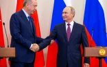 Le président russe Vladimir Poutine (D) et son homologue turc Recep Tayyip Erdogan (G) lors d'une réunion sur la Syrie à Sotchi (Russie), le 17 septembre 2018