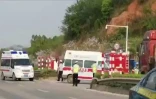 Capture d'écran tirée d'une vidéo du journal The Paper et reçue par l'AFPTV montrant des ambulances à leur arrivée après qu'un avion de la compagnie China Eastern se soit écrasé près de la ville de Wuzhou, en Chine, le 21 mars 2022