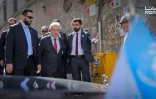 Photo fournie par l'agence de presse syrienne Sana le 25 juillet 2026 montrant le représentant permanent de la Syrie auprès des Nations unies, Ibrahim Olabi (2e à dr.), accompagnant le secrétaire général de l'ONU, Antonio Guterres (au centre), lors d'une visite dans la vieille ville de Damas