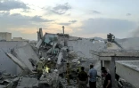 Des habitants et des secouristes se rassemblent sur un bâtiment touché par une frappe israélienne à Téhéran, le 13 juin 2025