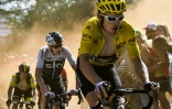 Le Britannique Chris Froome (g) derrière son équipier maillot jaune Geraint Thomas dans l'ascension de l'Alpe d'Huez lors de la 12e étape du Tour de France, le 19 juillet 2018 