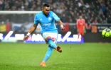 L'attaquant de Marseille Dimitri Payet frappe le ballon lors du match face à Angers, au stade Raymond-Kopa, le 29 avril 2018   