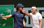 La légende espagnole Rafaël Nadal (D) et son entraîneur Carlos Moya avant le début du tournoi de Roland-Garros, sur le court Philippe-Chatrier, le 21 mai 2024