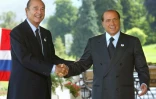 Le président français Jacques Chirac (g) et le Premier ministre italien Silvio Berlusconi à l'Hôtel Royal d'Evian, lors du sommet du G8, le 1er juin 2003