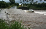 Une voiture a été piégée par le radier de Sainte-Suzanne (Photo Mounice Najafaly)