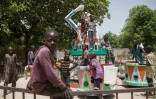 Des enfants, devenus orphelins avec l'insurrection jihadiste de Boko Haram, jouent dans un vieux parc d'attractions Ă l'abandon, le 27 avril 2017 Ă Maiduguri, au Nigeria