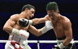 Le Français Nordine Oubaali touche le Japonais Takuma Inoue, lors du championnat du monde des poids coqs, le 7 novembre 2019 à Saitama (Japon)