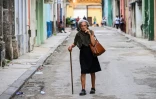 Une femme âgée marche dans une rue de La Havane, le 3 juin 2025