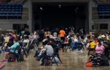 Des gens attendent dans une salle de sport avant d'être évacués, le 25 août 2020 à Lake Charles, en Louisiane 