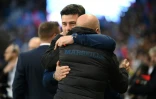 L'entraîneur argentin Mauricio Pochettino salue son homologue et compatriote Jorge Sampaoli, lors du match de la 32e journée de Ligue 1 entre le PSG et Marseille, le 17 avril 2022 au Parc des Princes