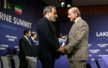 Le ministre iranien des Affaires étrangères Abbas Araghchi (à gauche) salue le Premier ministre pakistanais Shehbaz Sharif avant le début des négociations irano-américaines à Bürgenstock, en Suisse, le 21 juin 2026
